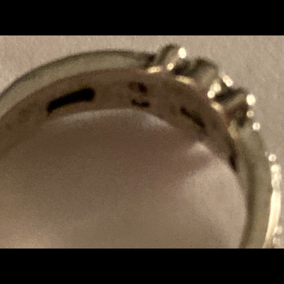 Size 4 silver Ring with intricate design - Picture 2 of 8